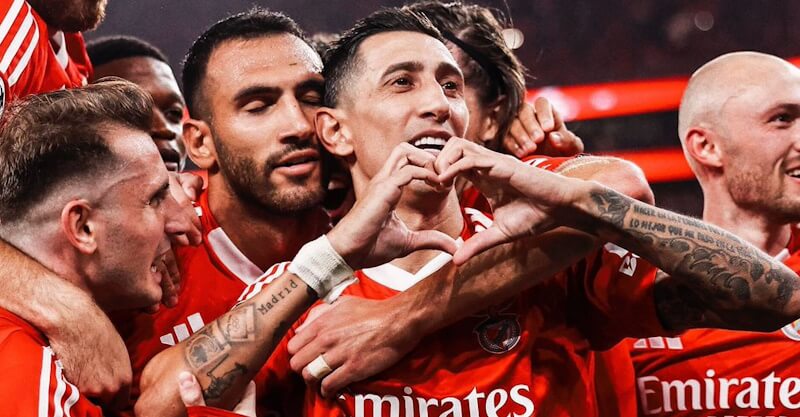 Jogadores do Benfica celebram golo de Di Maria na vitória na Liga dos Campeões diante do Atlético de Madrid.