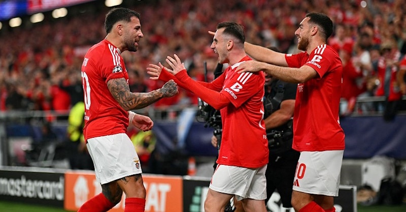 Jogadores do Benfica festejam golo de Akturkoglu ao Atlético de Madrid na Liga dos Campeões.