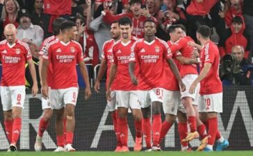 Jogadores do Benfica no jogo contra o Atlético de Madrid.