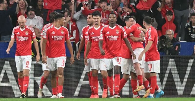 Jogadores do Benfica no jogo contra o Atlético de Madrid.