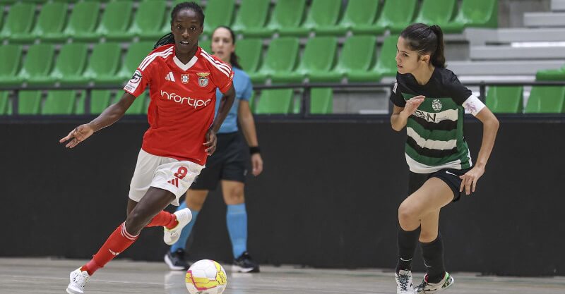 Jogo de futsal entre Benfica e Sporting no feminino.