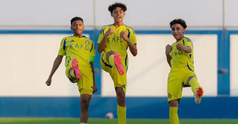 Cristianinho festeja com os colegas após marcar golo pela equipa de sub-15 do Al Nassr.