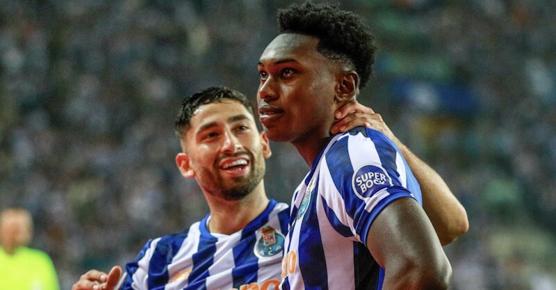 Samu Omorodion festeja golo com Alan Varela no FC Porto-Manchester United.