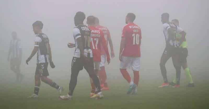 Jogo no meio do nevoeiro da Choupana entre Nacional e Benfica.