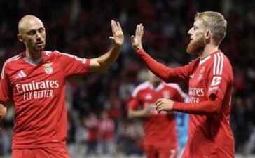 Beste festeja com Fredrik Aursnes o seu golo no Pevidém-Benfica.