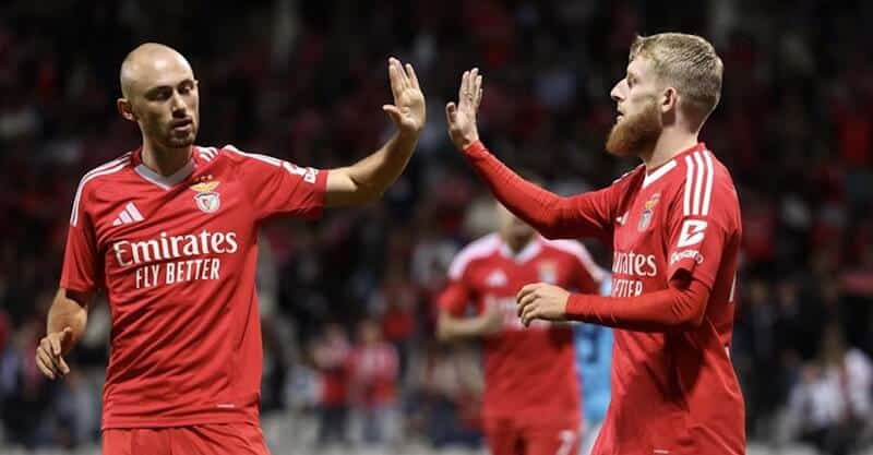 Beste festeja com Fredrik Aursnes o seu golo no Pevidém-Benfica.