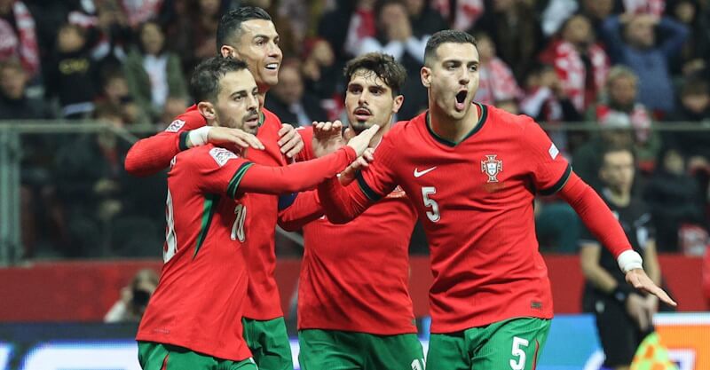 Jogadores de Portugal celebram golo de Cristiano Ronaldo à Polónia na Liga das Nações.