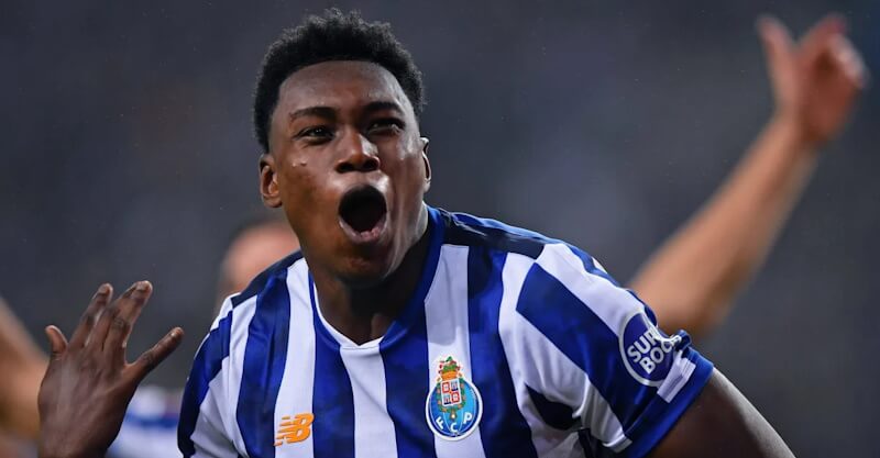 Samu Omorodion a festejar efusivamente um golo pelo FC Porto.