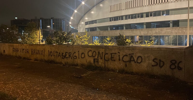 Graffitis nas imediações do Estádio do Dragão contra Vítor Bruno e André Villas-Boas.