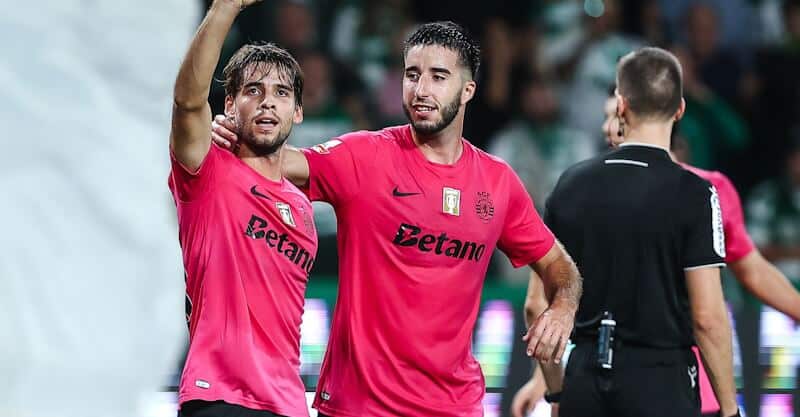 Daniel Bragança e Gonçalo Inácio celebram golos do Sporting ao Casa Pia.